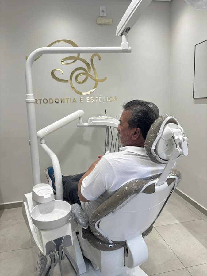 Paciente sorrindo após tratamento bem-sucedido