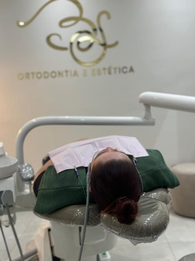 Dentista experiente examinando paciente